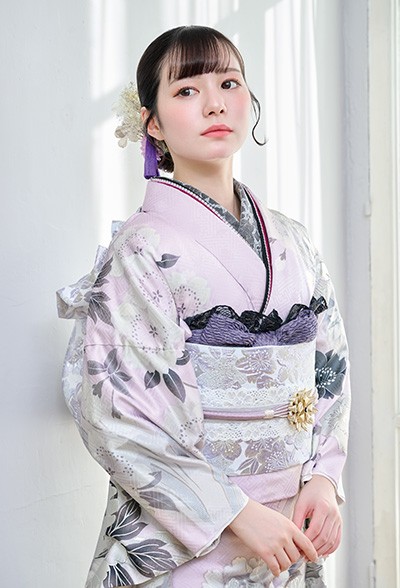 淡いピンクで甘く、大柄牡丹でかっこよく！